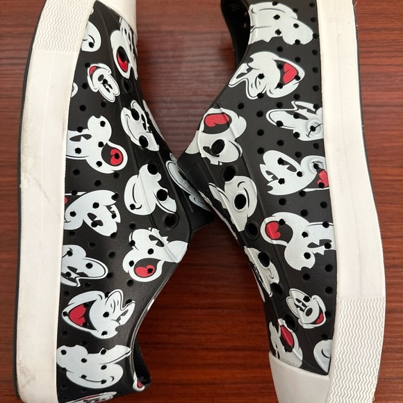 Disney Native Mickey Mouse Shoes White/Black/Red Mens 7 Women 9 Excellent Condit - Picture 2 of 7